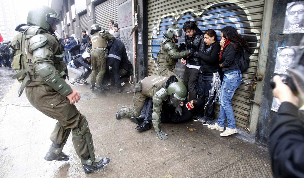 Protesto a homenagem a Pinochet provoca 25 prisões
