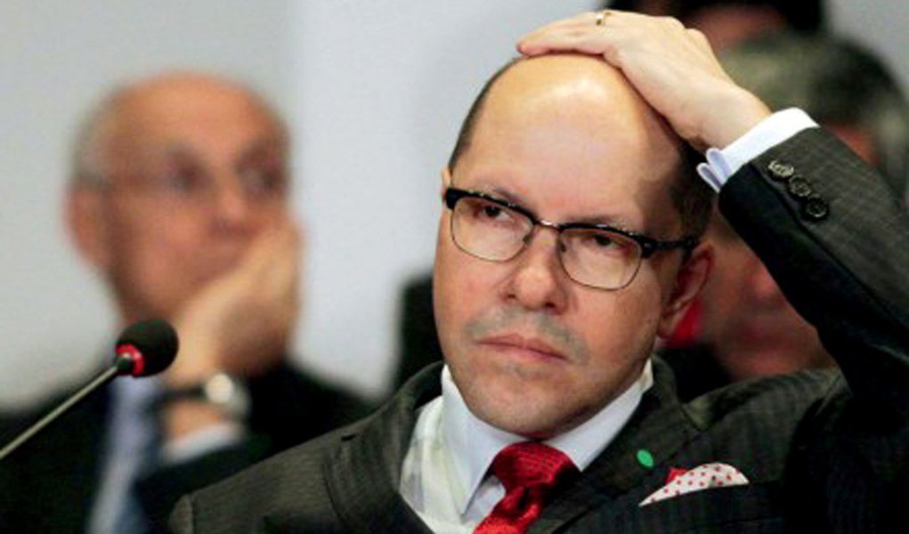 Primeiro artigo de Demóstenes pós-crise revela um homem nocauteado