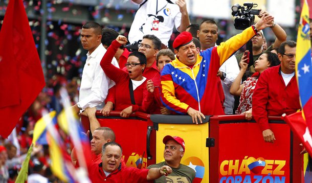 Chávez usa trio elétrico para oficializar candidatura em Caracas