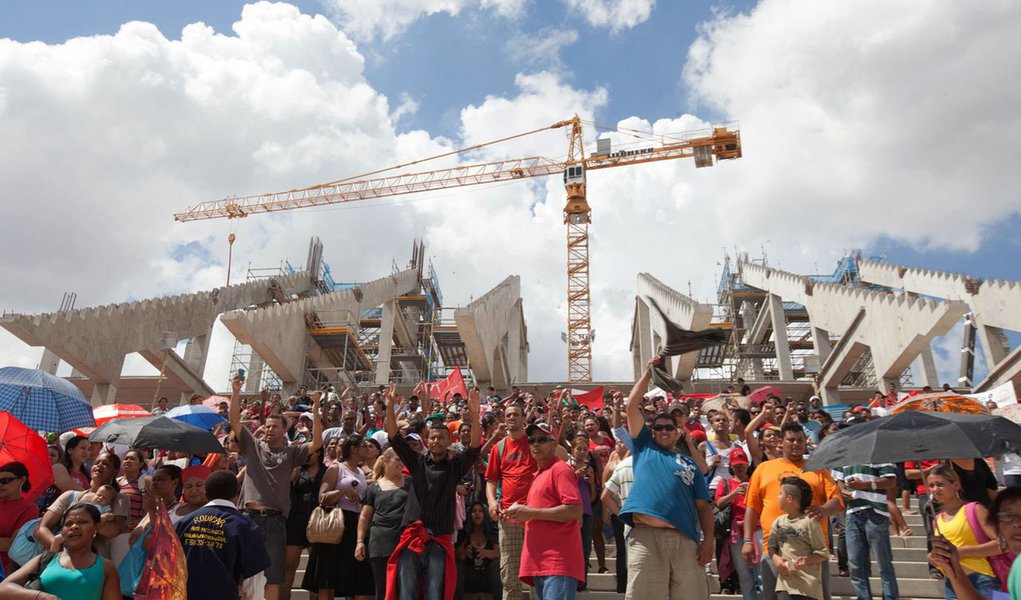 Sem-teto invadem Itaquerão em protesto contra obras da Copa