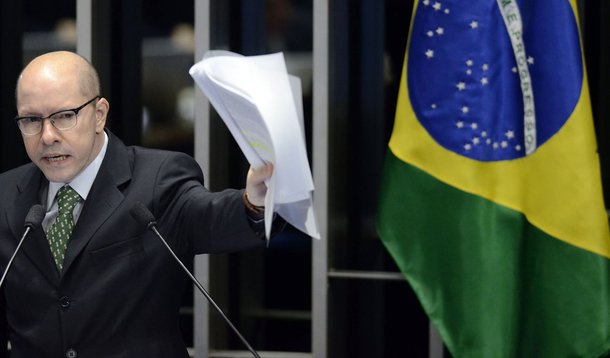 "Não acabem com a minha vida", apela Demóstenes