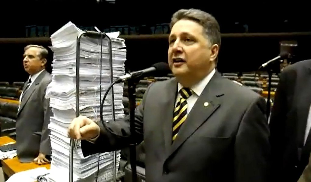 Garotinho entrega 68 quilos de documentos à CPI do Cachoeira