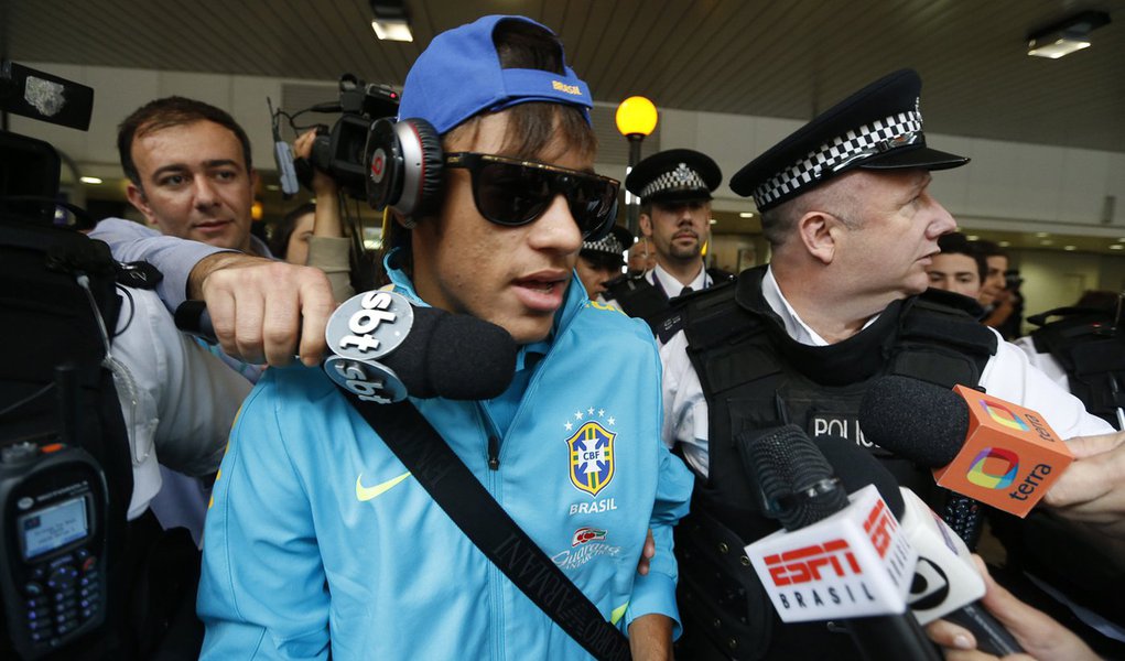Neymar chega a Londres ‘causando’