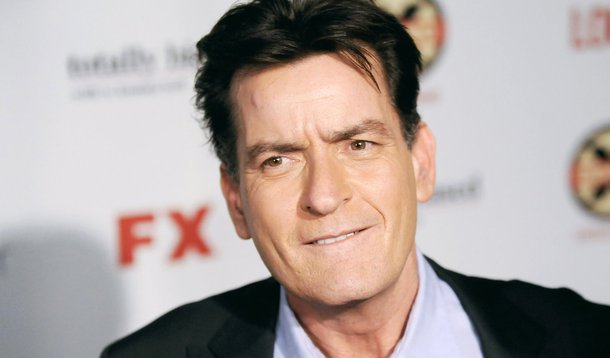 Charlie Sheen volta com tudo e bate recorde no FX