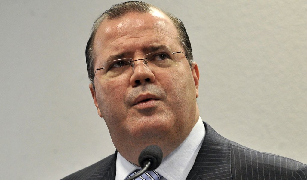 Analistas voltam a reduzir projeções para inflação e PIB