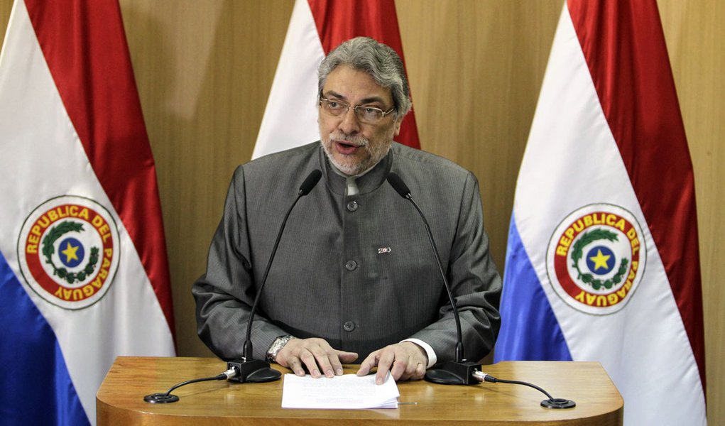 Aprovado impeachment, Lugo diz que não renuncia