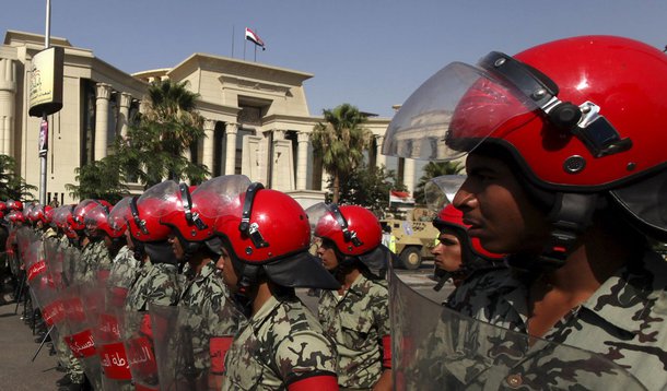 Às vésperas das eleições, Justiça devolve controle aos militares no Egito