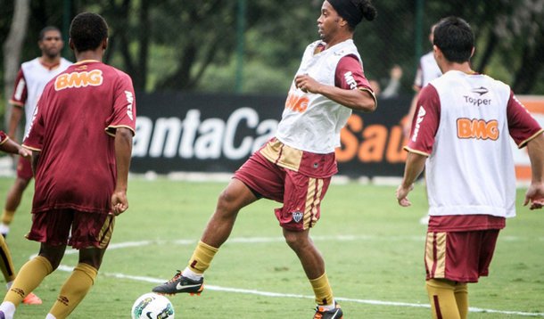 Ronaldinho Gaúcho muda a rotina na Cidade do Galo