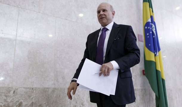 Com dólar a R$ 2, Mantega descarta intervenção no câmbio