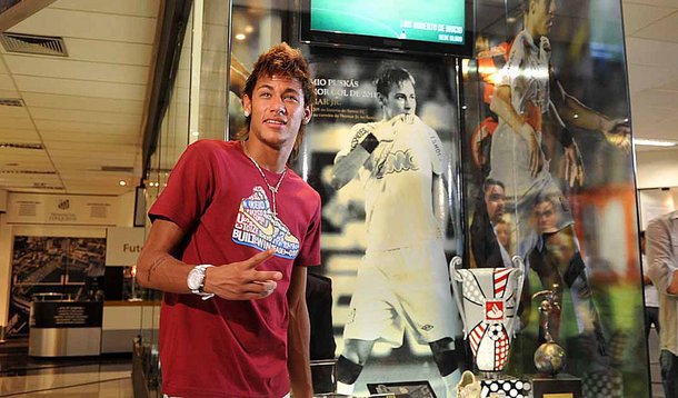 Santos homenageia Neymar com memorial