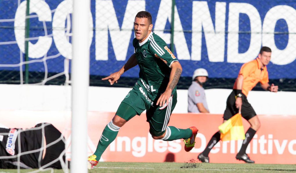 Fernandão entra, marca gol no fim e Palmeiras empata