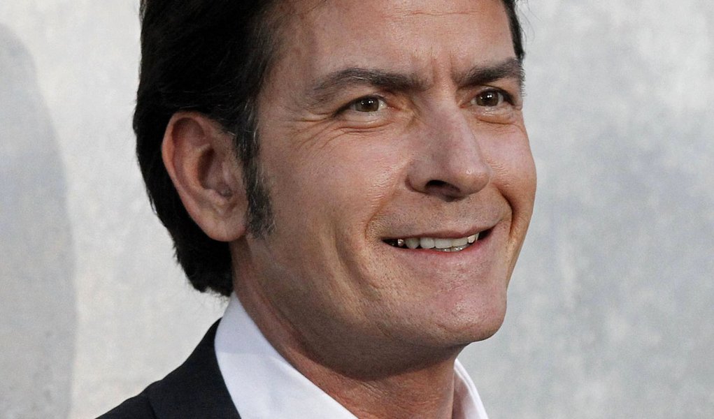 Charlie Sheen confirma presença em festival de Maranhão