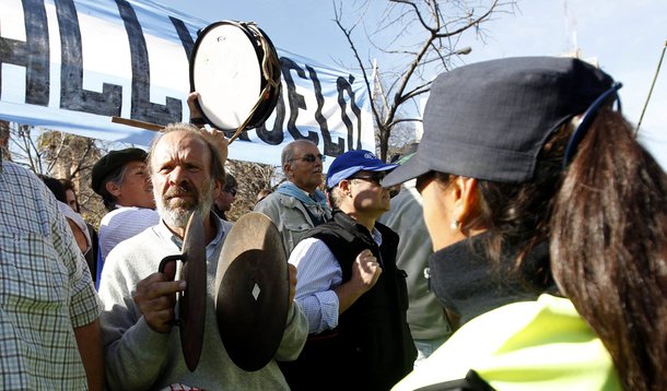Argentinos fazem panelaço contra o controle da venda de dólares