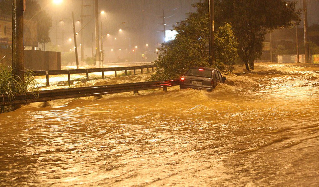 Chuva forte provocou hoje alagamentos em SP