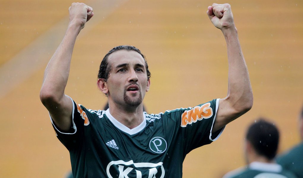 Com gol de Barcos, Palmeiras vence e lidera Paulistão