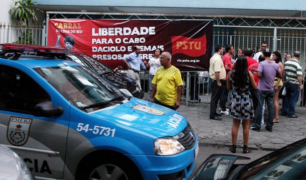 Justiça liberta 12 bombeiros que estavam presos no Rio