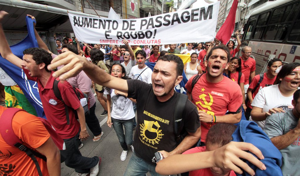 Aumento em passagens de ônibus causa revolta em Recife