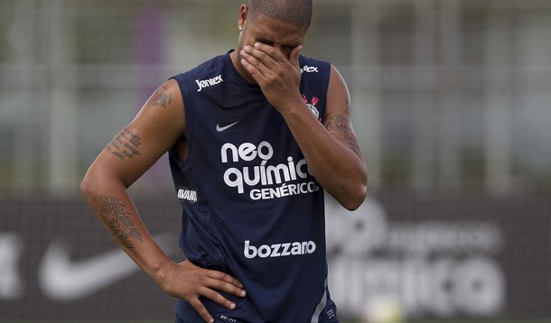 Corinthians anuncia a dispensa de Adriano 