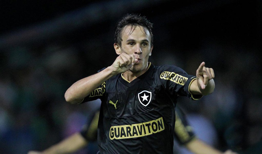 Botafogo bate Coritiba no Couto Pereira e lidera o Brasileirão