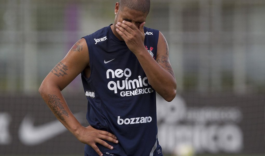 Corinthians anuncia a dispensa de Adriano 