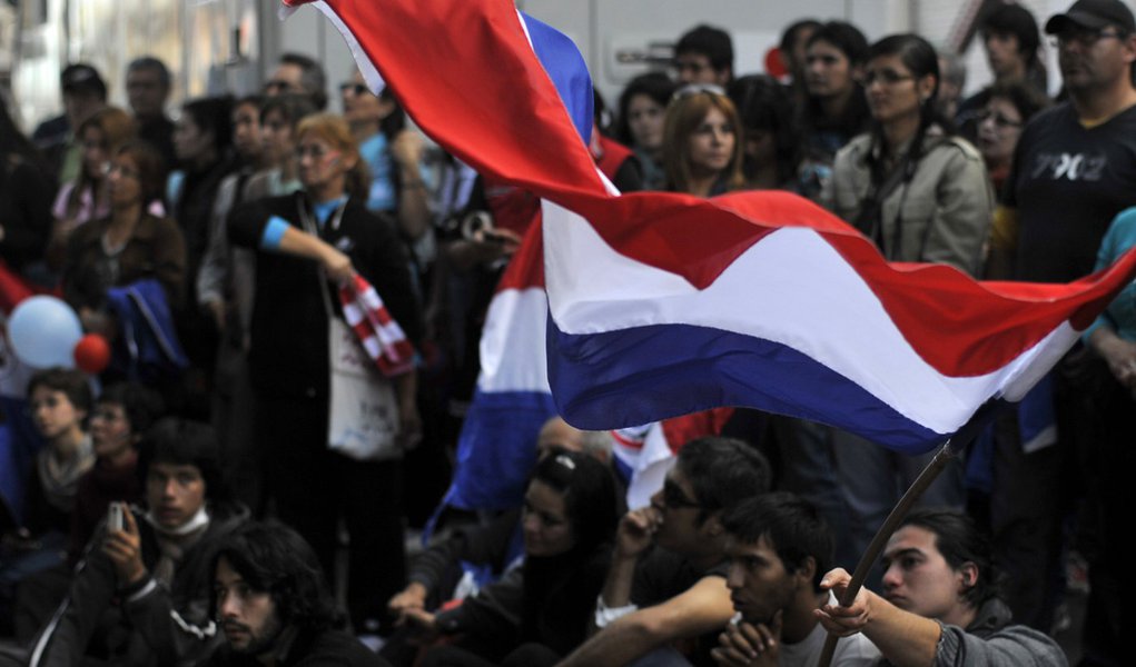 Povo vai às ruas contra impeachment em Assunção