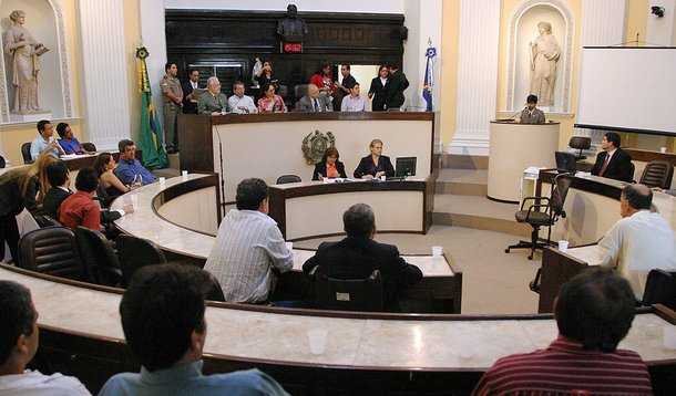 Mesa Diretora e cassação escapam do voto aberto