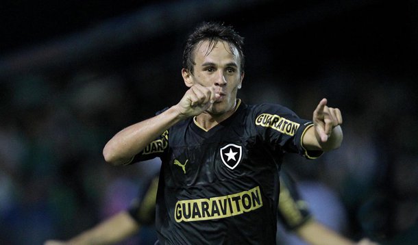 Botafogo bate Coritiba no Couto Pereira e lidera o Brasileirão