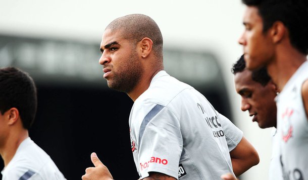 Com cinco desfalques, Tite relaciona Adriano e Douglas