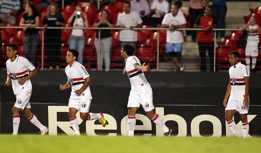 São Paulo só empata em casa, mas recupera liderança