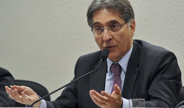 Comissão de Ética adia decisão sobre investigação de Pimentel