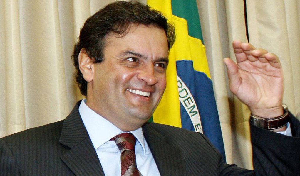 Conturbação política faz Aécio antecipar 2014