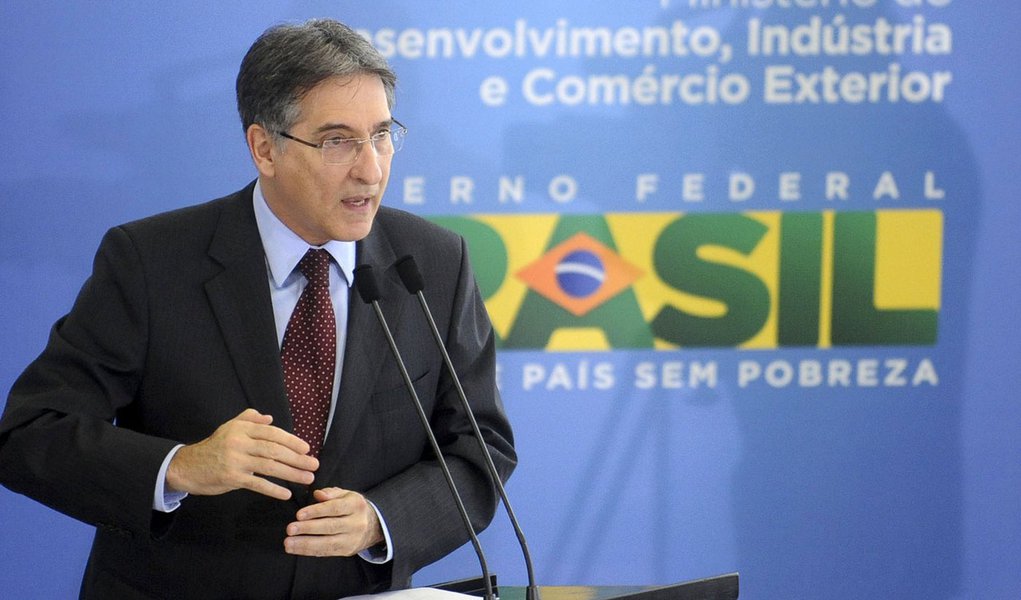 Pimentel confirma fábrica de tablets em Minas Gerais