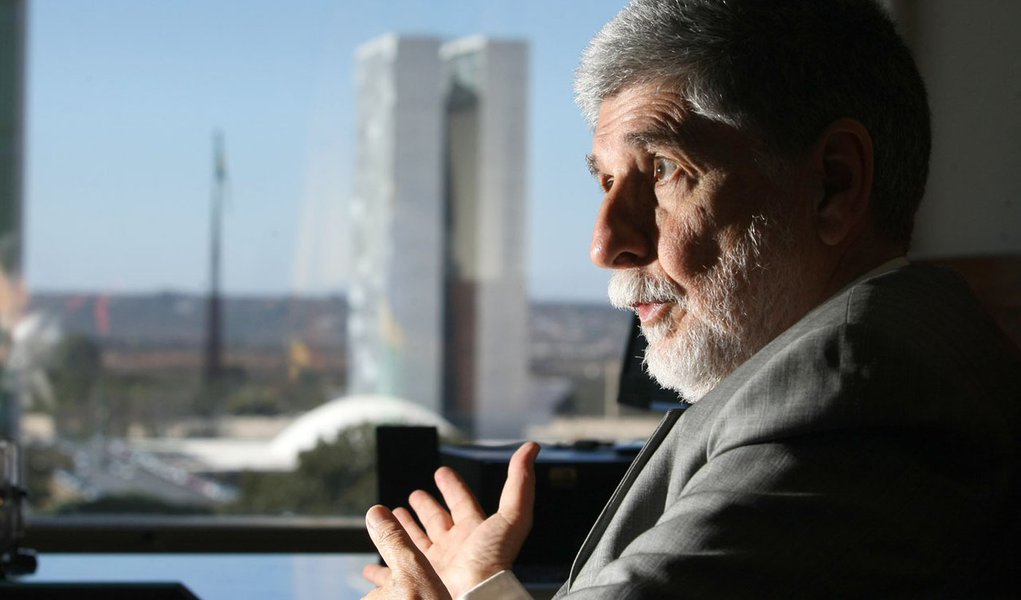 Um terço dos ministros recebe mais do que devia