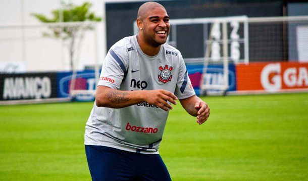 Diretoria corintiana discute futuro de Adriano