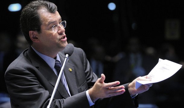 Sob pressão, Eduardo Braga pode deixar liderança do governo