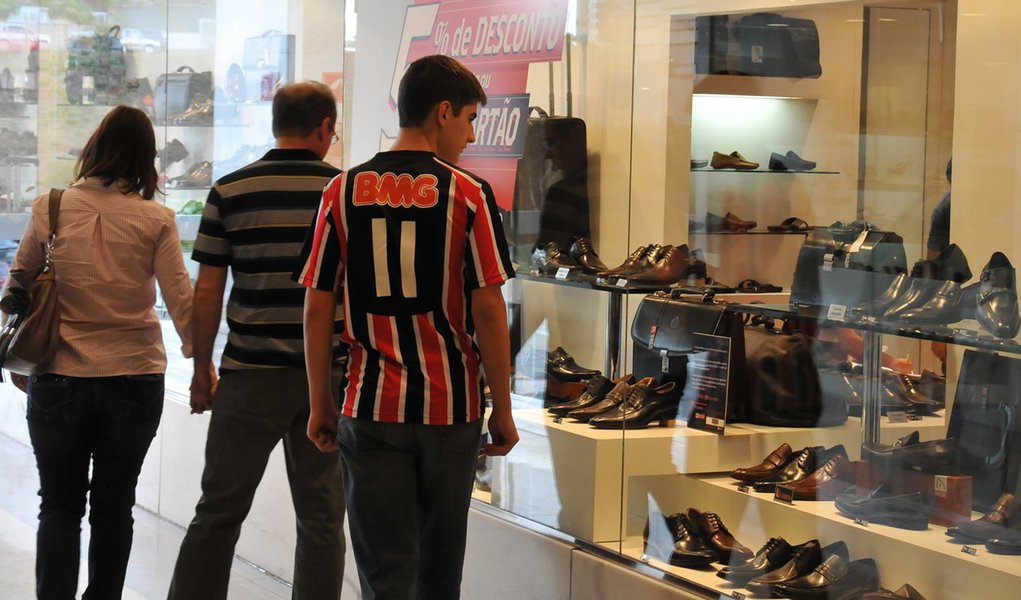 Recessão derruba em 3,5% vendas no varejo em novembro