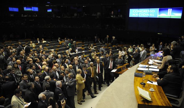 CCJ aprova proposta para sustar decisões do STF