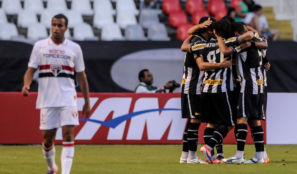 Herrera brilha e Botafogo vence São Paulo de virada