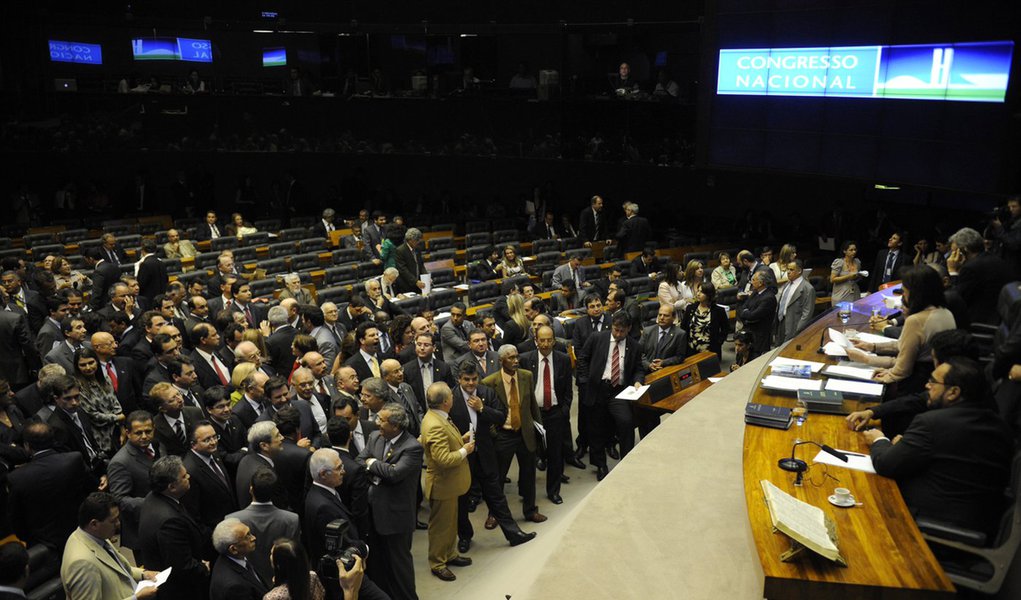 CCJ aprova proposta para sustar decisões do STF