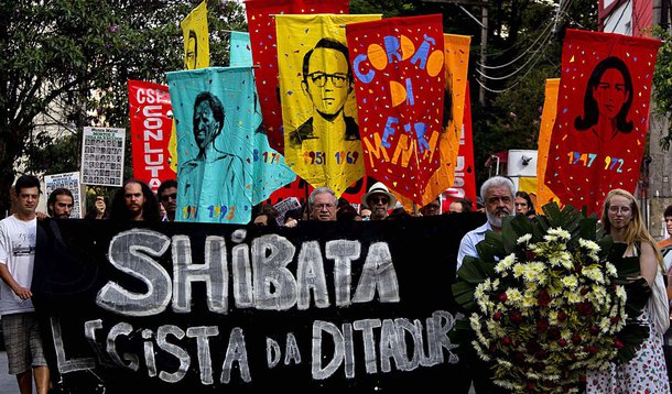 Manifestantes pedem punição de legista da ditadura