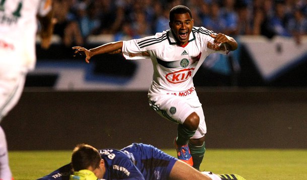 Palmeiras marca dois gols no Grêmio em pleno Olímpico