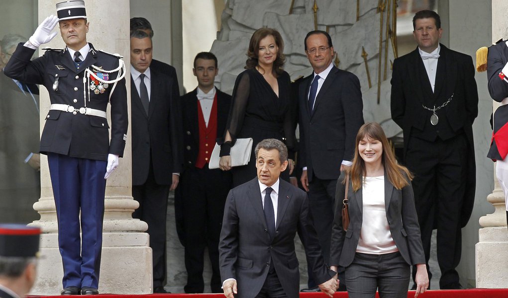 Sarkozy deixa o Élysée e Hollande assume a presidência da França