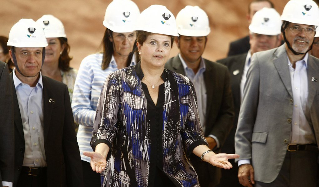 Sem dar ponto à CPI, Dilma toca agenda positiva