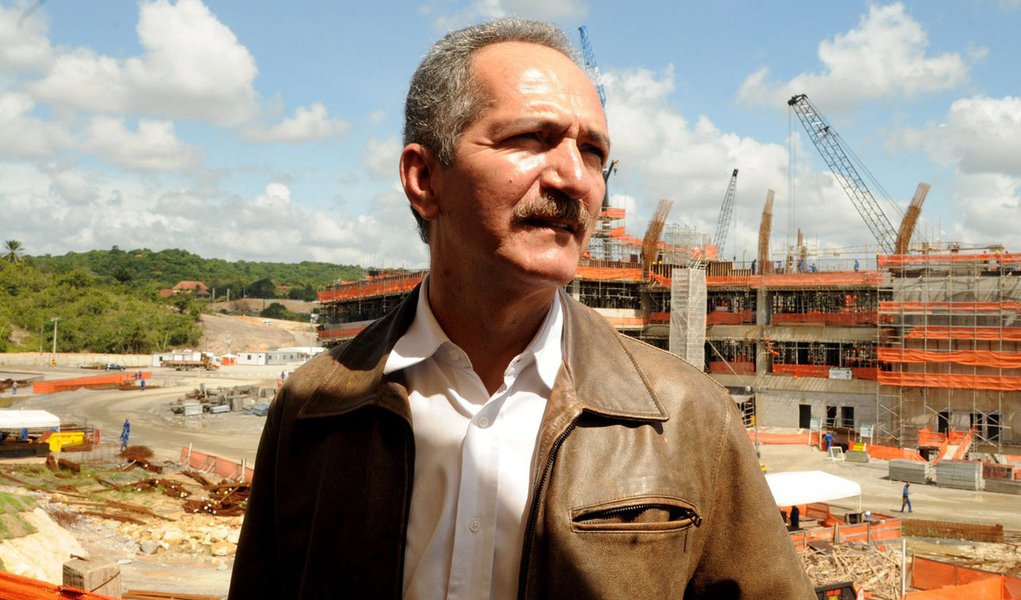 Aldo Rebelo faz visita minuciosa na Arena Pernambuco