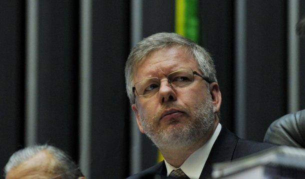 Maia aproveita ausência de Dilma e mostra quem manda na Câmara