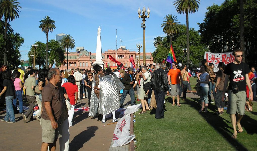 Argentina aprova lei que permite mudança de sexo em documentos