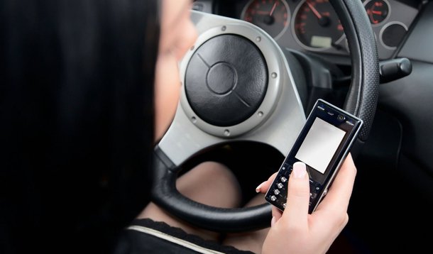 Mulher no volante: elas falam mais ao celular e estacionam indevidamente