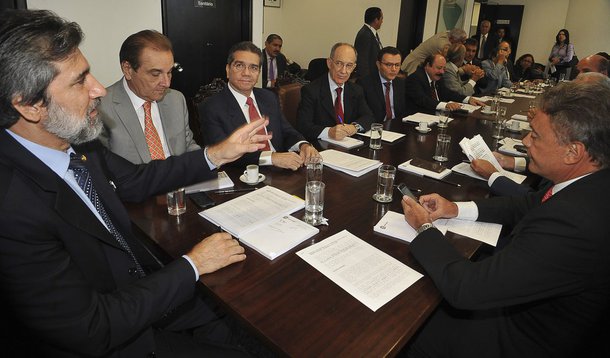 Máfia política, de PT a DEM, se une contra TSE
