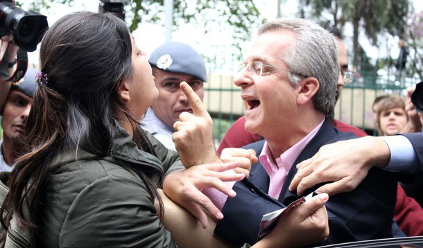 Matarazzo, candidato da ordem, bate boca na rua