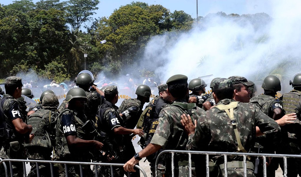 Exército entra em confronto com PMs grevistas